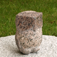 Eule teilpoliert Höhe 15 cm, Granit rot.